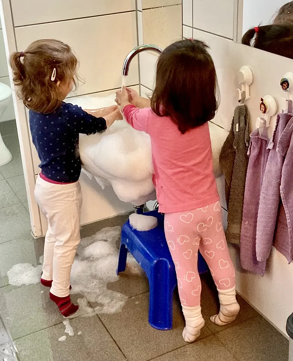 Kinder am Waschbecken